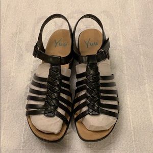 Yuu black sandals